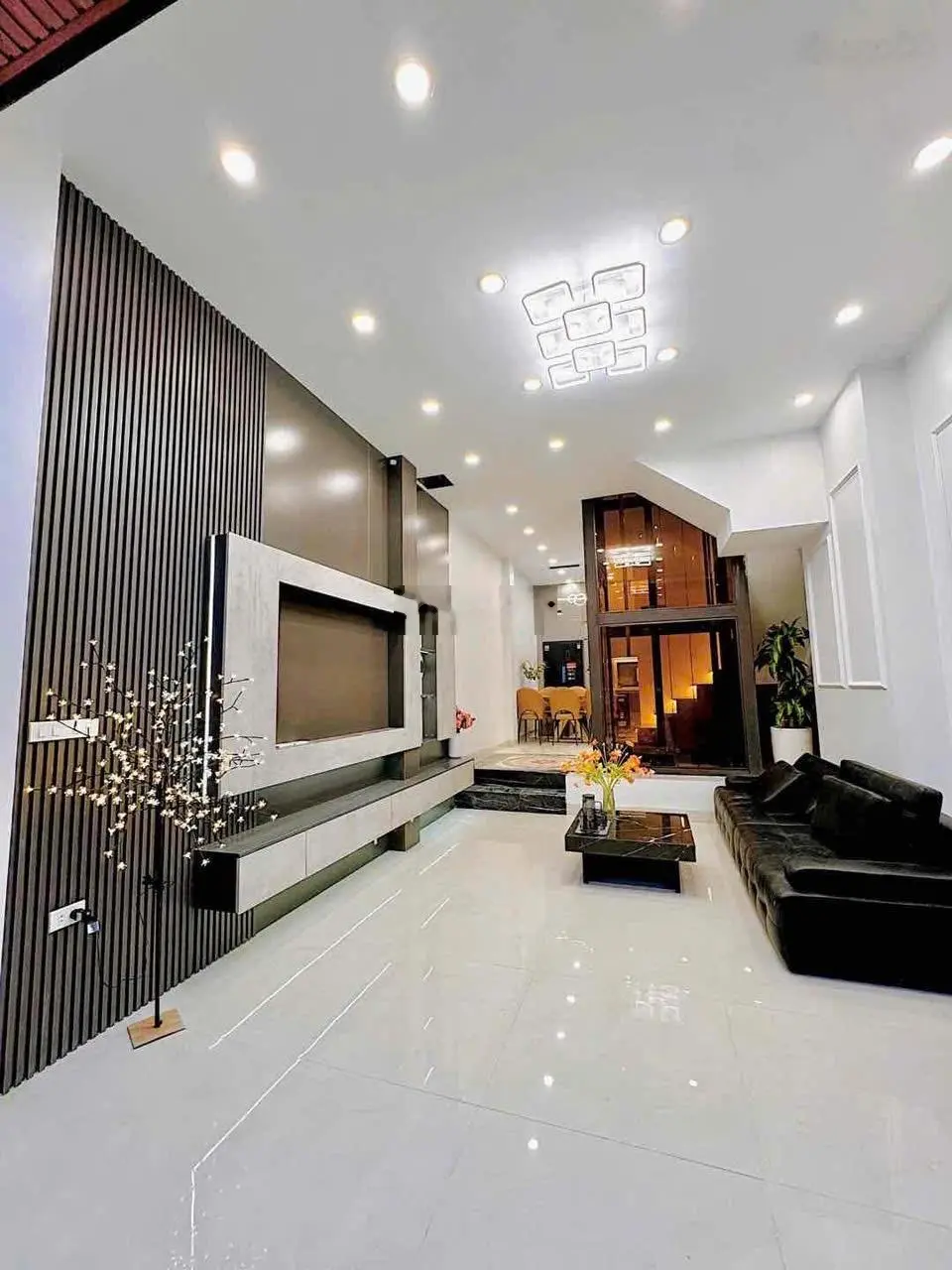 Bán Nhà mới Ô TÔ đỗ cửa - Thang Máy, ngay gần ngã tư Vạn Phúc - DT 44m2 - gía 9tỷ3