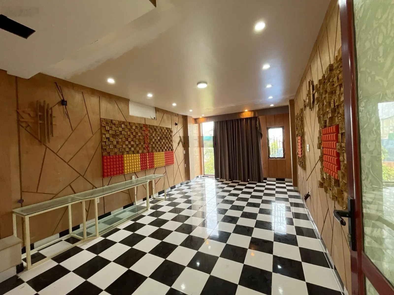 NHà dân xây độc lập hơn 3 tỷ ô tô vào nhà ngay chợ hàng gần Aeon