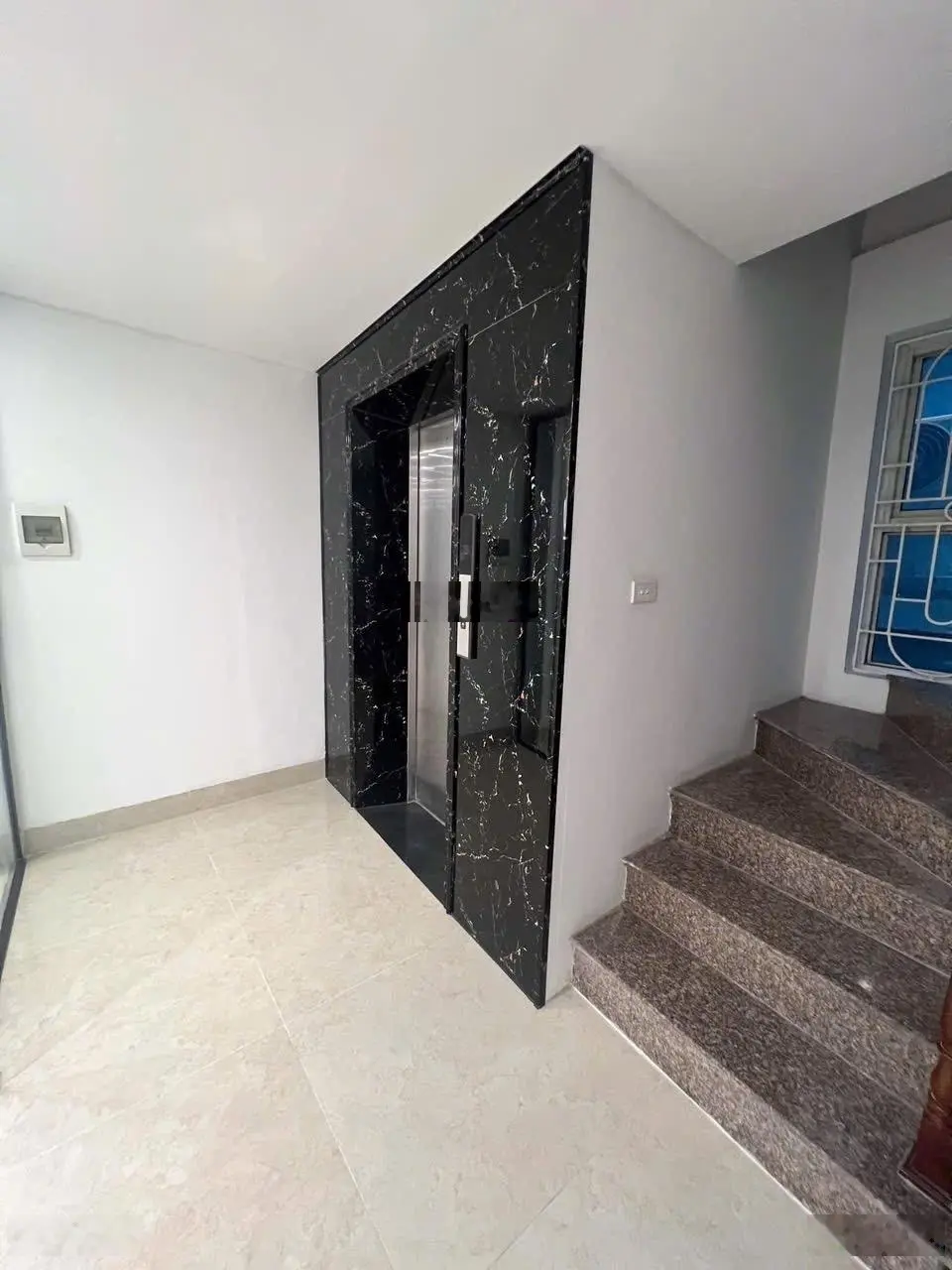 Bán nhà Lạc Trung, Hai Bà Trưng . DT 80m2 7T mặt tiền 4.5m. giá: 22 tỷ. LH :0383 426 ***