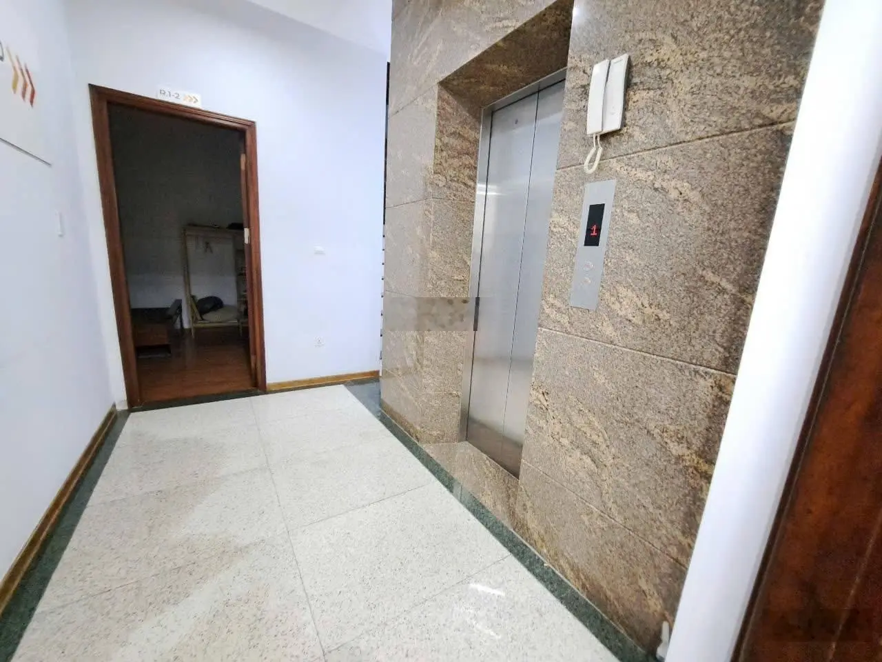 Bán gấp nhà mặt ngõ thông. Ô tô đỗ cửa. Thang máy. Đường Lê Trọng Tấn. 65m2 - 5 tầng