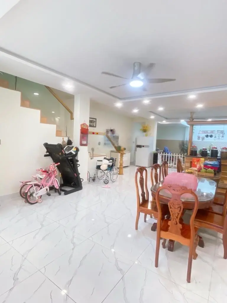 Nhà đẹp 6.8x28m, 3 tầng. Vị trí cực đẹp, toàn biệt thự. Cần bán nhanh