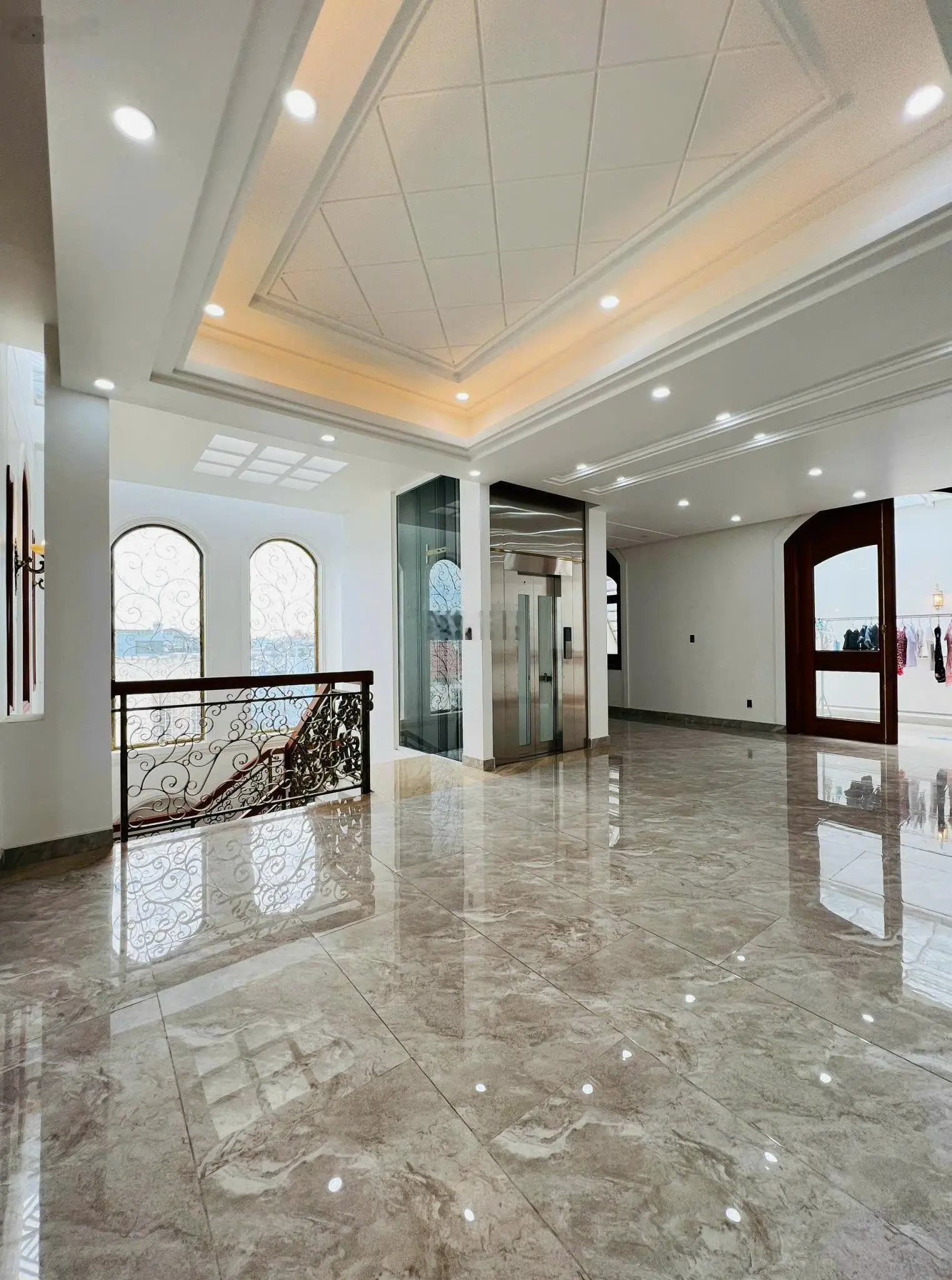 Bán dinh thự 4 lầu diện tích gần 1000m2 mặt tiền kinh doanh đối diện TTTM Emart Phan Huy Ích