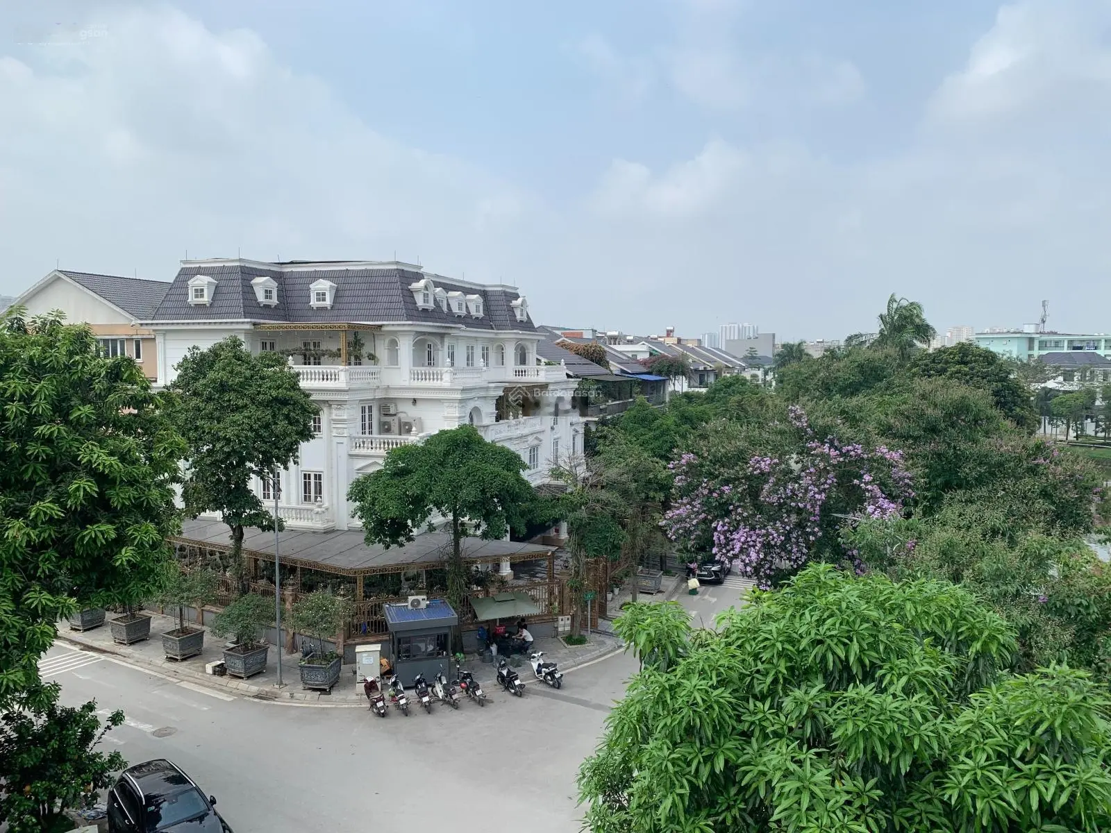 Chính chủ bán Shophose 3 mặt tiền view công viên Hateco Green Park dt 183m2, giá chưa đến 150tr/m2.