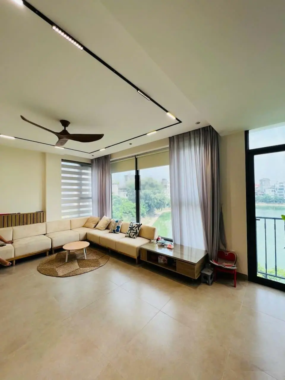 Bán nhà mặt phố Mai Dịch, vỉa hè, kinh doanh, 82m2, MT 5m, 21.5 tỷ