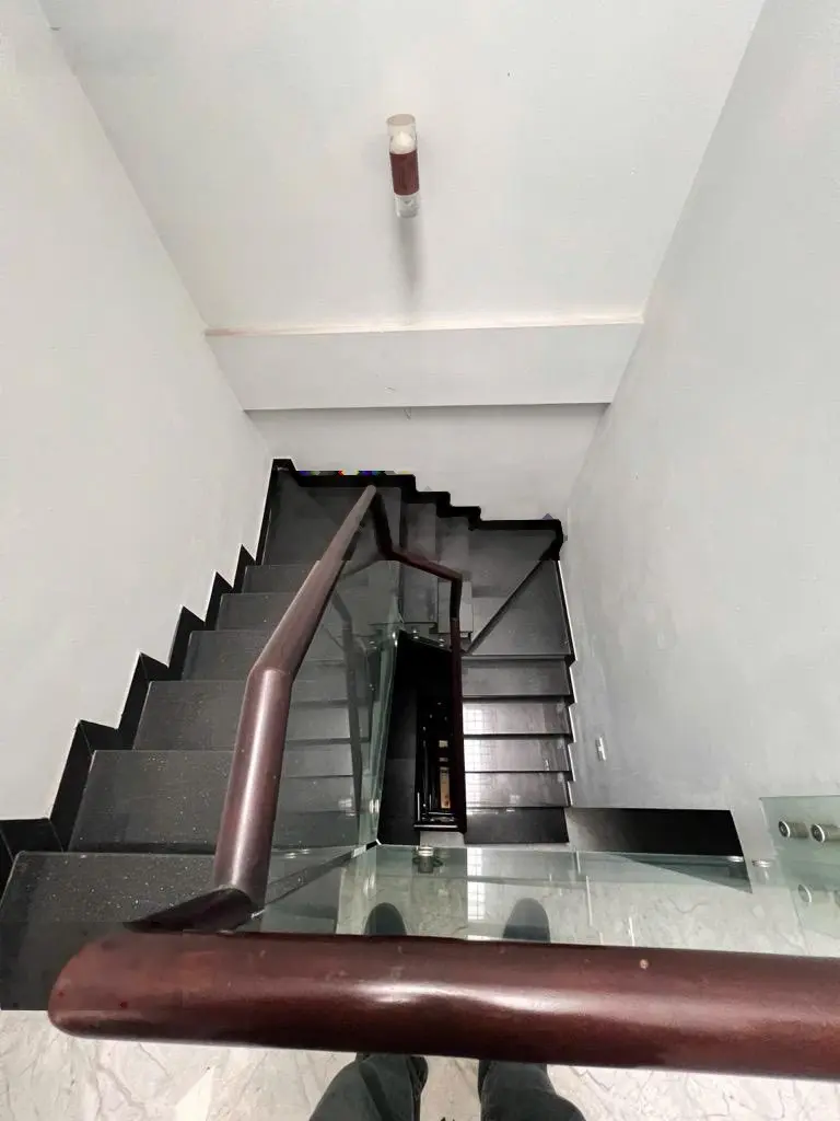 Nhà phố hoàng cầu, 64m, 7 tầng, thang máy, ô tô đỗ cửa. kinh doanh đỉnh.