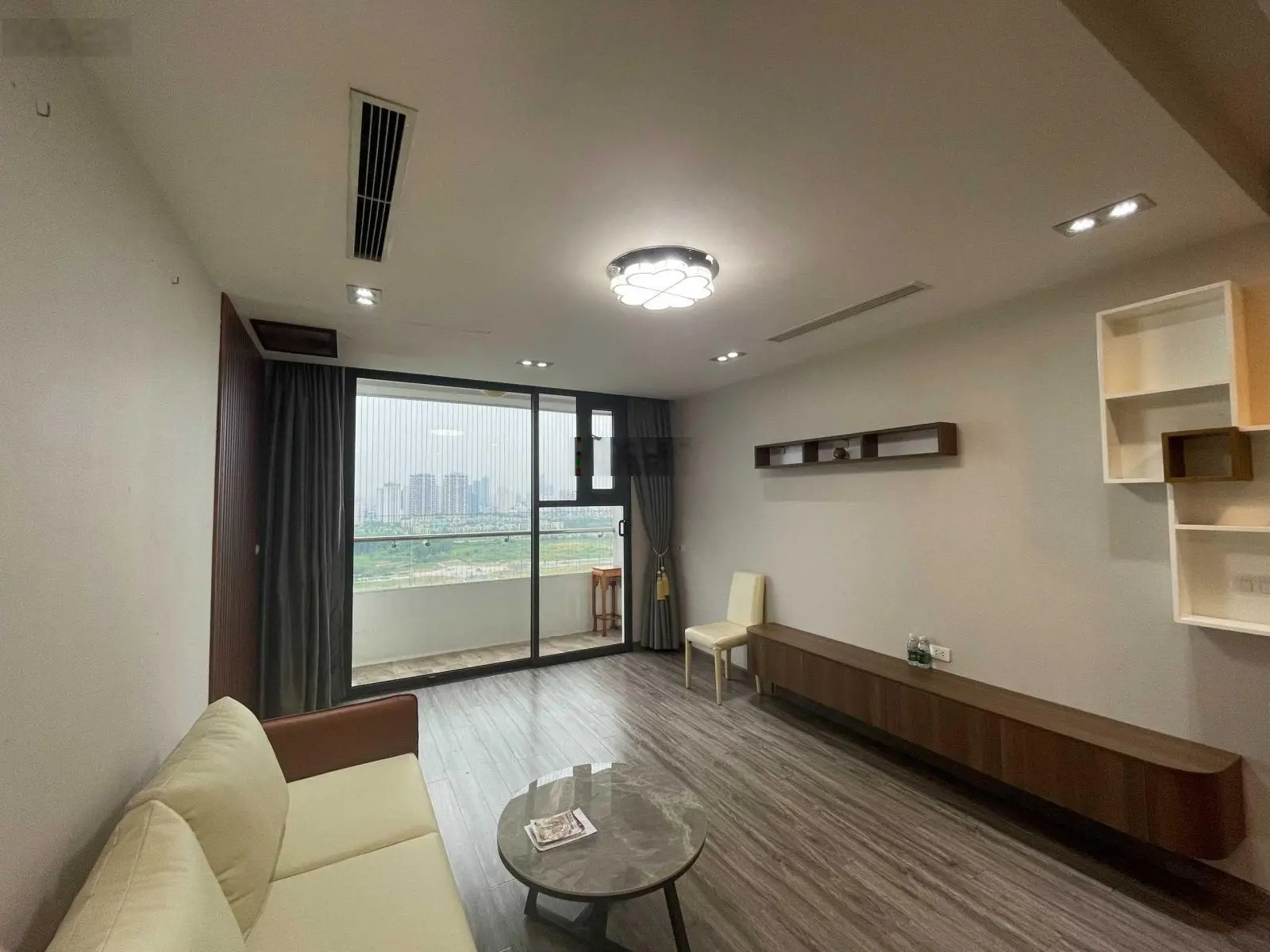 Chính chủ gửi bán căn 2PN N04B ban công hướng Nam view Hồ Tây có sổ đỏ slot đỗ oto