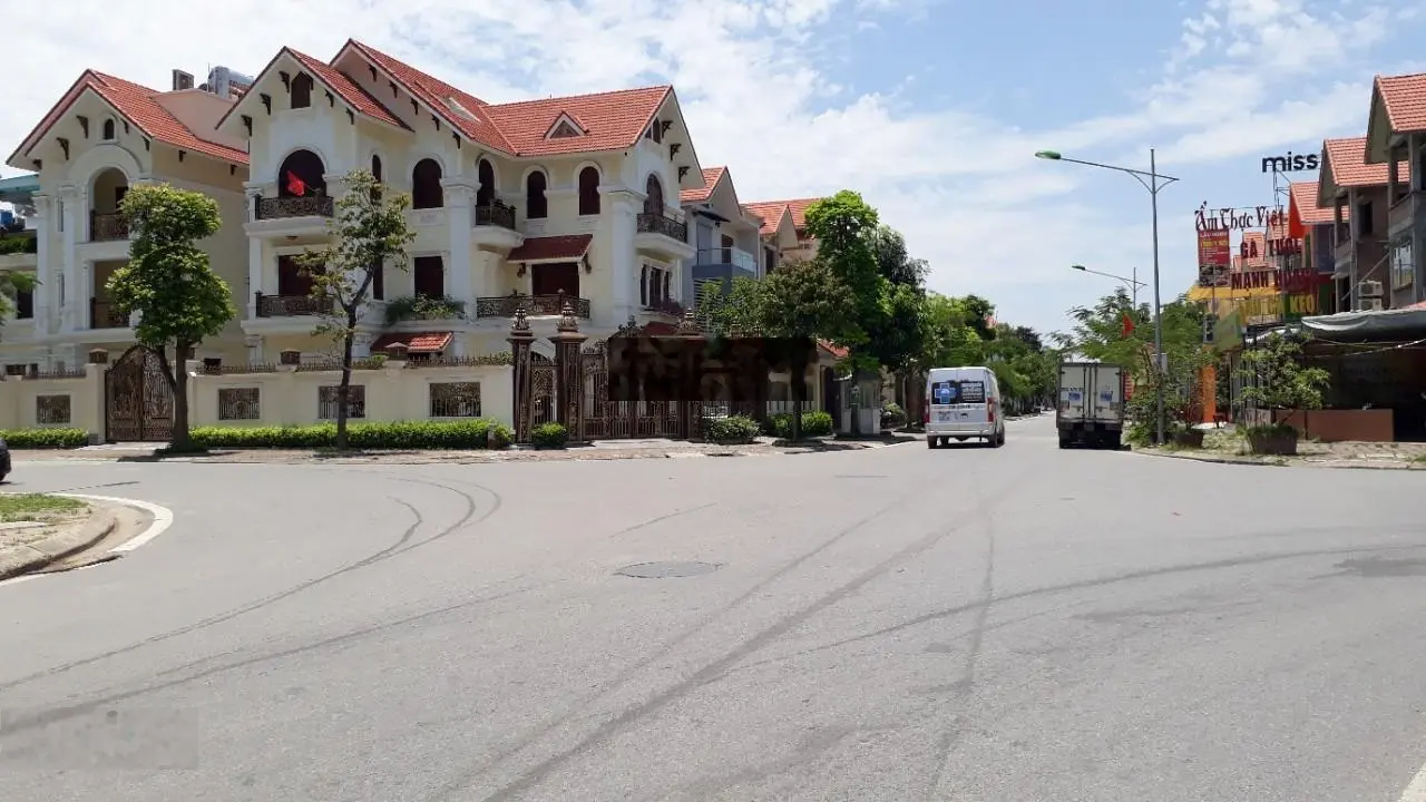 Bán biệt thự Tây Nam, kinh doanh tuyệt vời DT 230m2, ô góc 2 mặt tiền, vị trí đẹp , đường rộng 20m