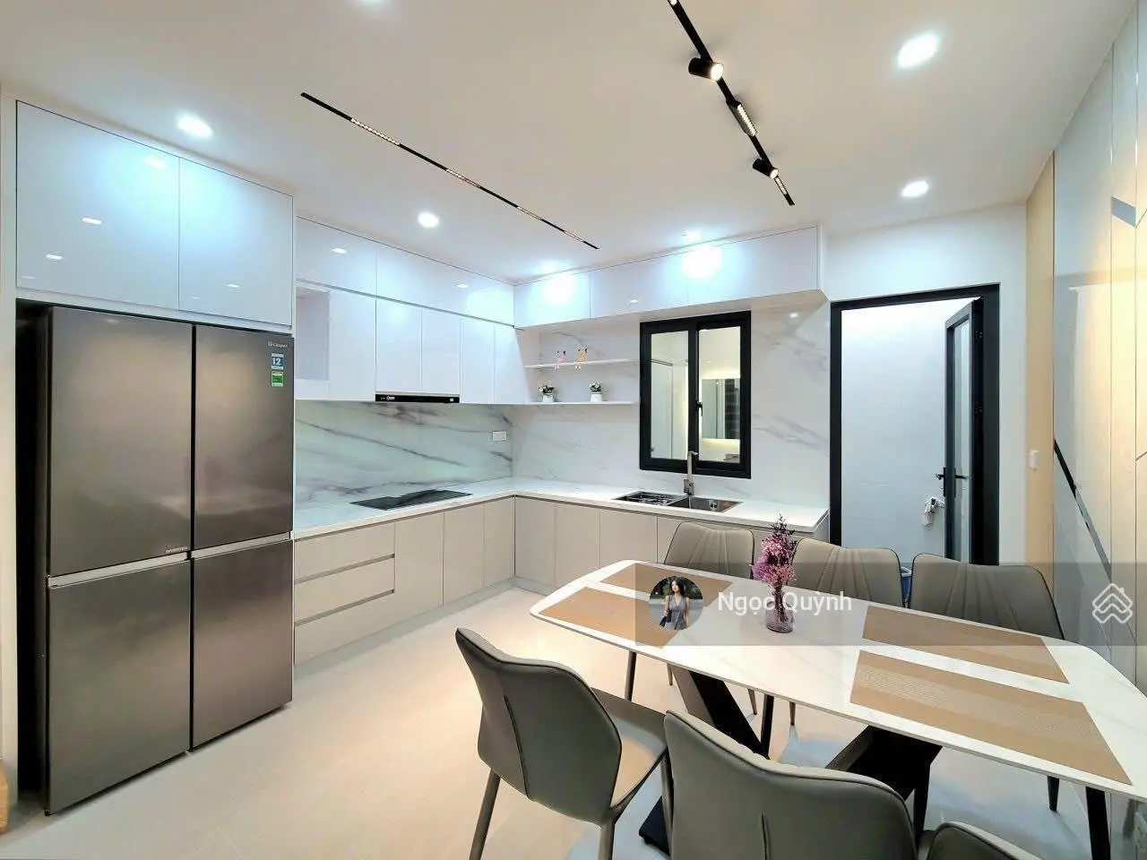 Bán gấp nhà 53m2 đường Thích Quảng Đức P5 Phú Nhuận. Giá 2 tỷ 950 Sổ riêng. Còn HĐ thuê 9tr/tháng