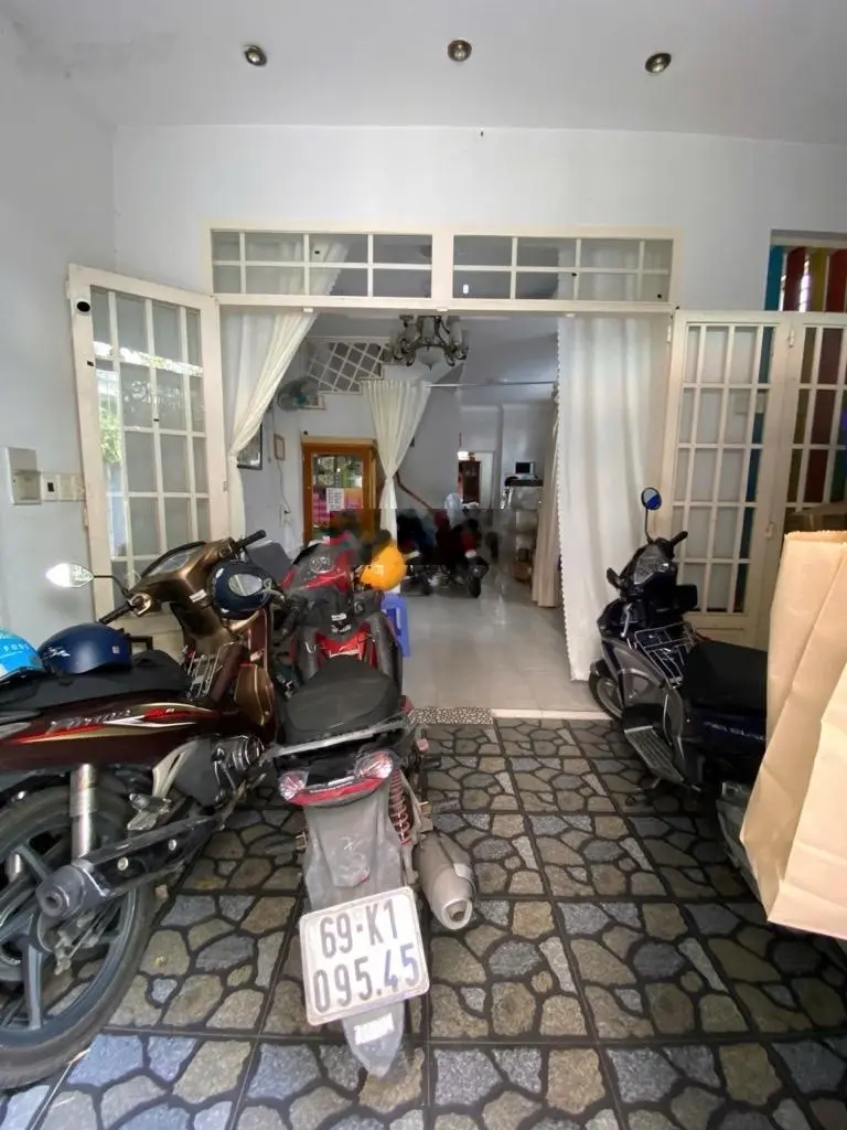 Căn góc 3 mặt tiền - sát Q1, Q3 - nhà đẹp, ô tô ngủ trong nhà