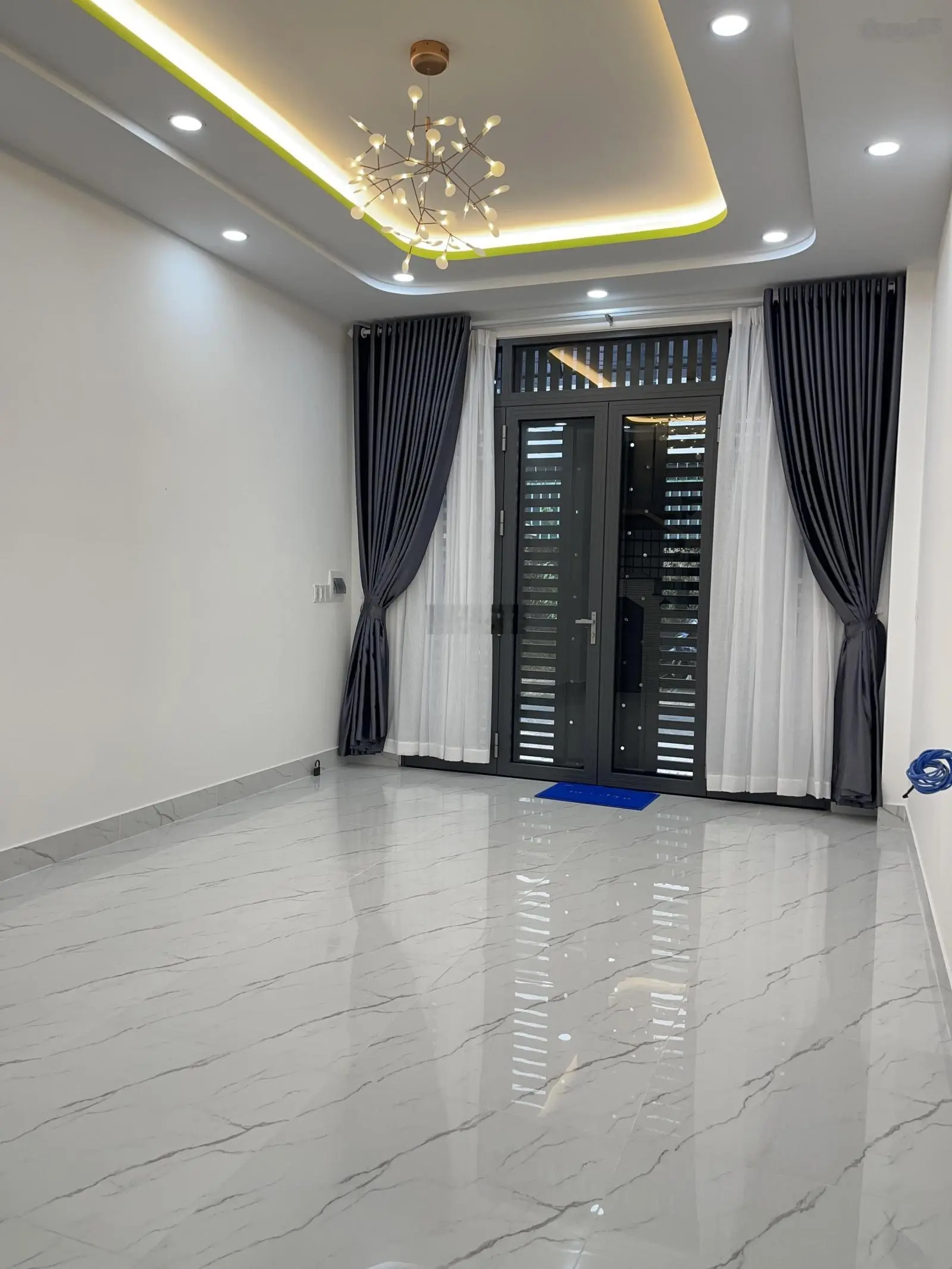 Bán Nhà 3 Lầu + sân thượng đường 8m, Hiệp Phú, Quận 9. Cách Vincom chỉ 500m.