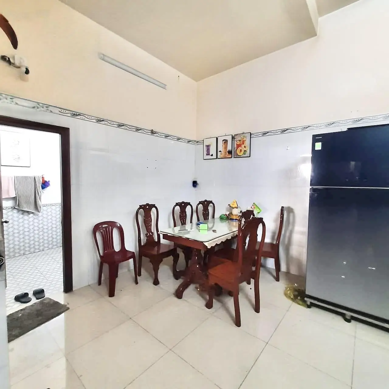Cần bán nhà lầu trệt ngang 8,8m có thể ngăn làm 2 căn lầu trệt sát bên chợ xóm nghèo