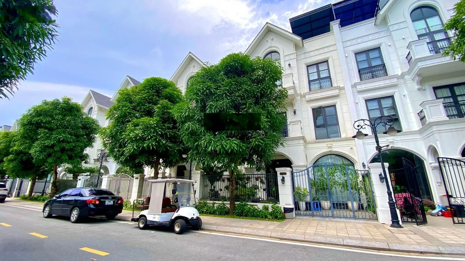 Bán Biệt thự San Hô DT 133m2, 4T, MT 8,9m, gần hồ 24,5ha. Giá 27 tỷ