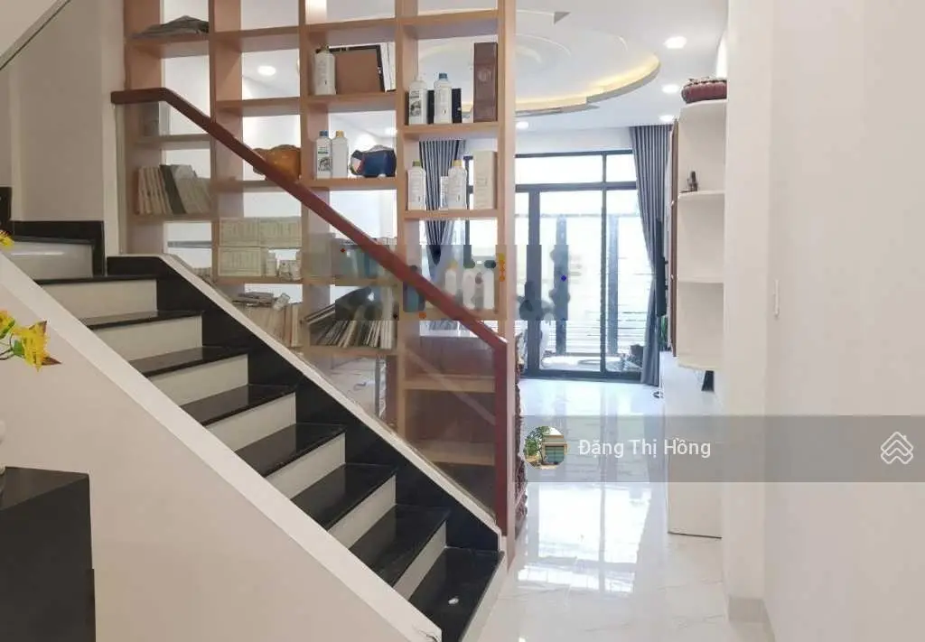 Bán nhà đường Phan Văn Trị 60m2 đối diện Emart ra Phạm Văn Đồng 500m sổ sẵn đang cho thuê 10tr/th
