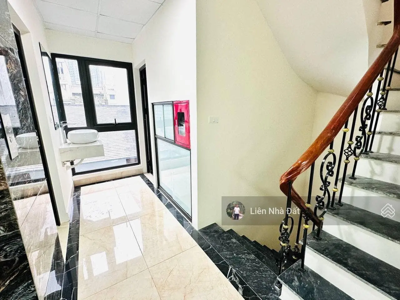 Cần bán tòa văn phòng phố Nguyễn Cơ Thạch, Nam Từ Liêm DT 106m2 giá 36.5 tỷ cho thuê 120 tr/tháng