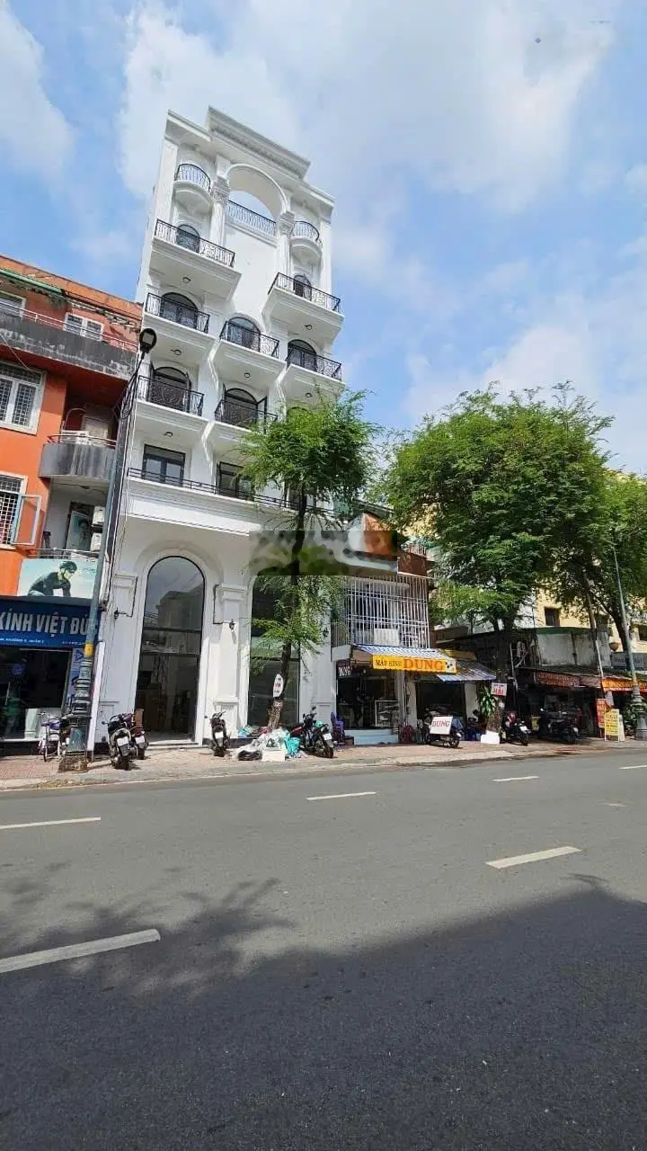Bán nhà tại Trương Định, P9, Q3. DT đất 99m2, 1 trệt 5 lầu 1 lửng, có thang máy giá tốt