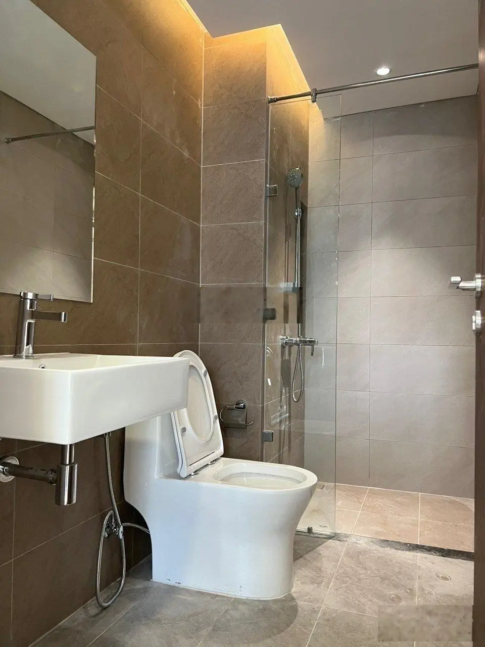 Bán Gấp Căn Hộ chung cư celadon Quận tân phú DT 88m2 2pn 2wc Giá 5,7ty LH 0907 909 *** Hùng