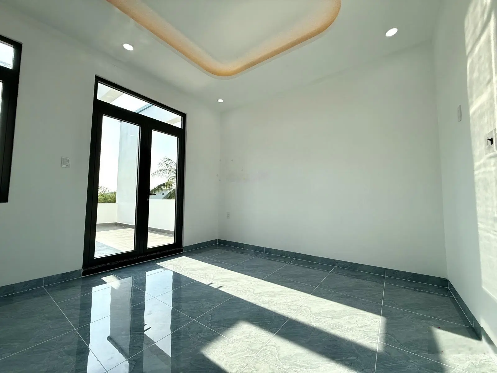 Bán nhà đường nhựa rộng DX 023, nhà 1 trệt 2 lầu đẹp, 3 phòng ngủ, sân oto 7 chỗ