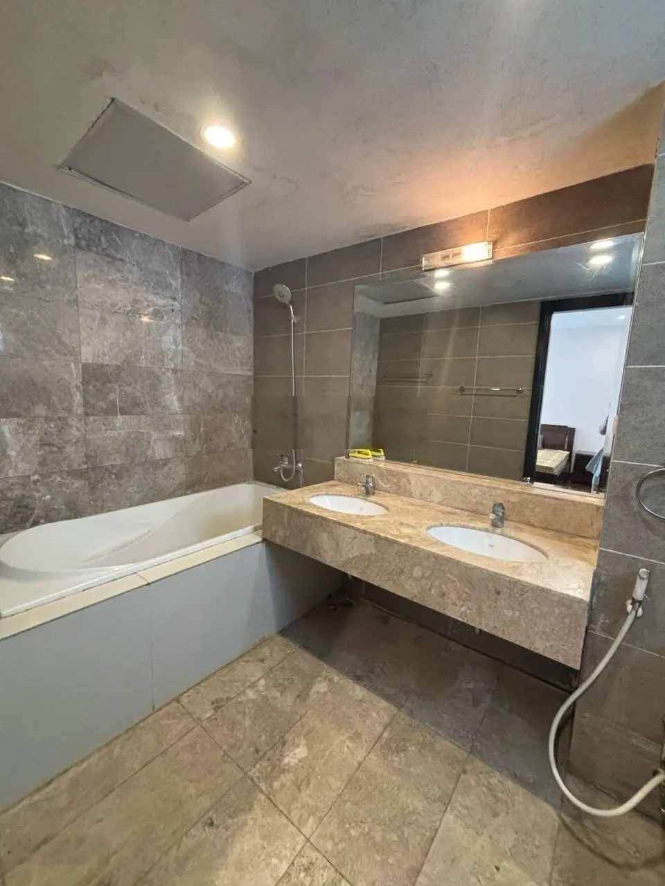 Cần bán căn hộ Chelsea Park Trung Kính 98m2 2pn nhà đẹp, slot ô tô. LH: 0984 677 *** gia 5,5 tỷ