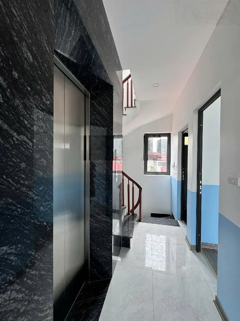 Siêu phẩm mặt tiền rộng 6,2m,6 tầng thông sàn+diện tích 50m thang máy,vị trí đẹp nhất phố hồng tiến