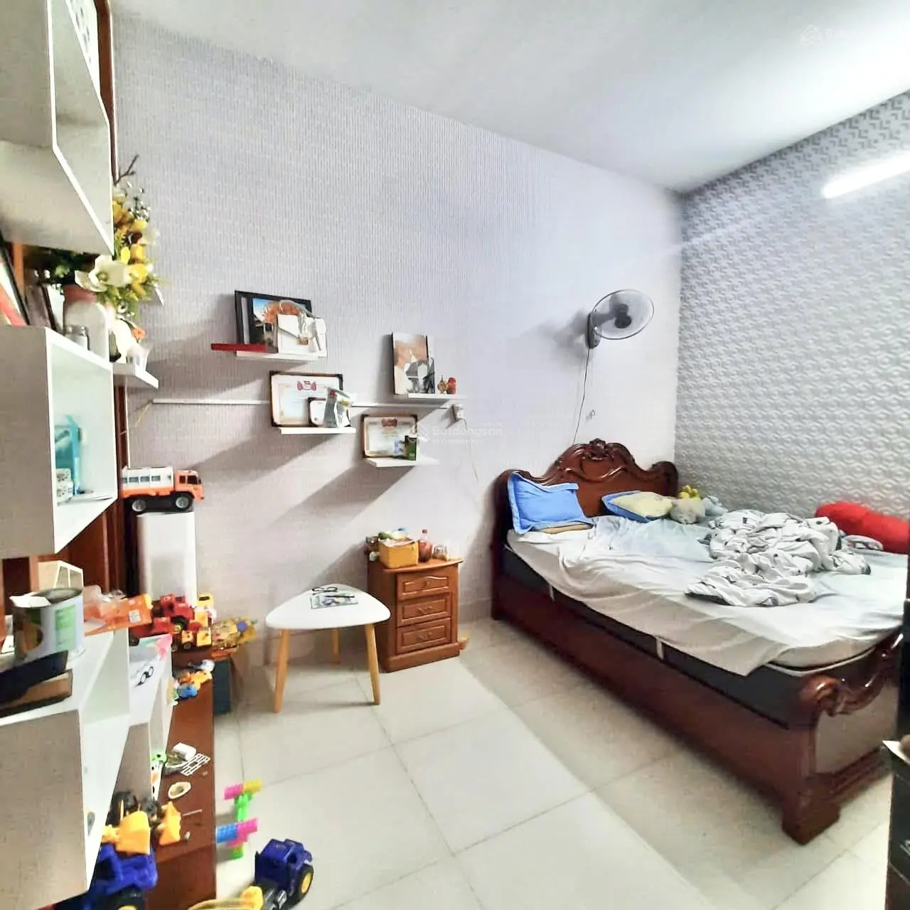 Cần bán nhà lầu trệt ngang 8,8m có thể ngăn làm 2 căn lầu trệt sát bên chợ xóm nghèo