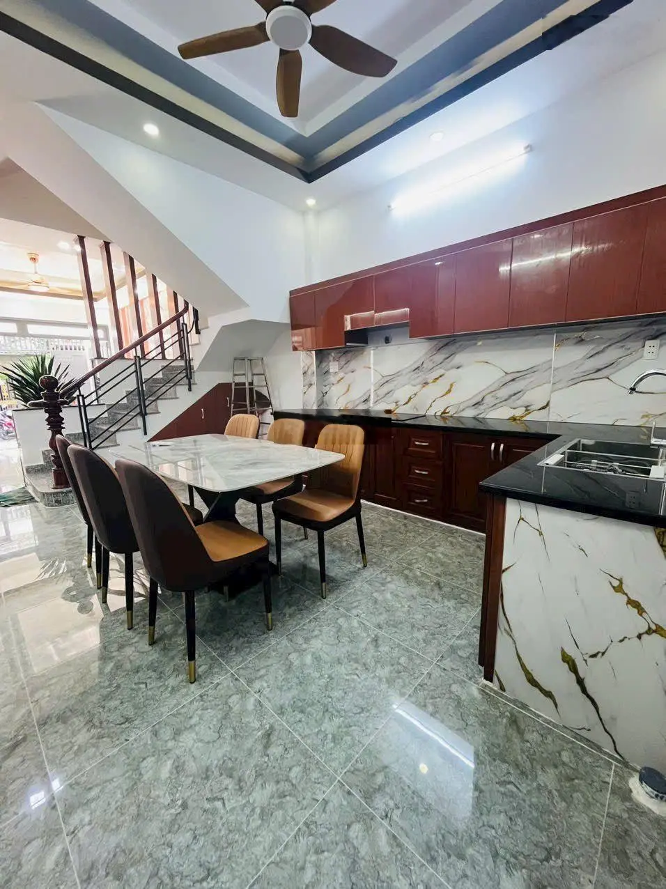 Nhà 3 tầng - 4 phòng ngủ - sổ riêng - xe hơi đậu cửa tài chính đầu 5 tỷ