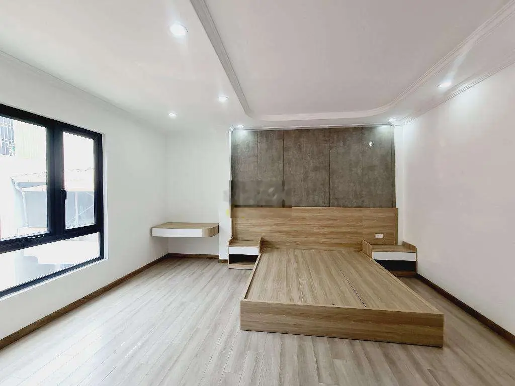Bán nhà 50m2 Đê La Thành, 4 ngủ rộng, thoáng sáng tự nhiên, gần phố