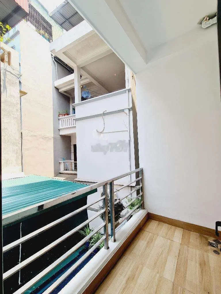 Bán nhà 50m2 Đê La Thành, 4 ngủ rộng, thoáng sáng tự nhiên, gần phố
