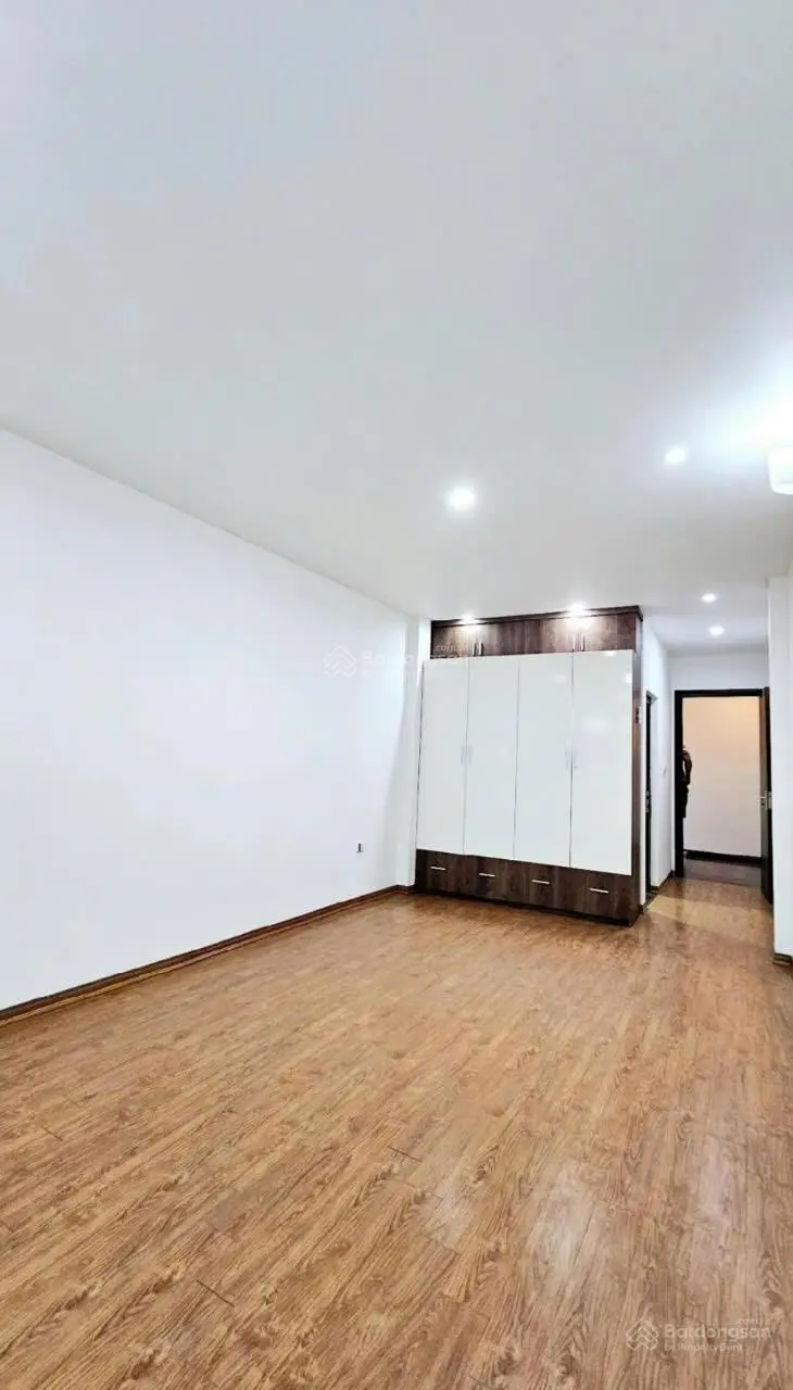 Nhà đẹp cạnh kđt việt hưng long biên, gần phố, giá hời