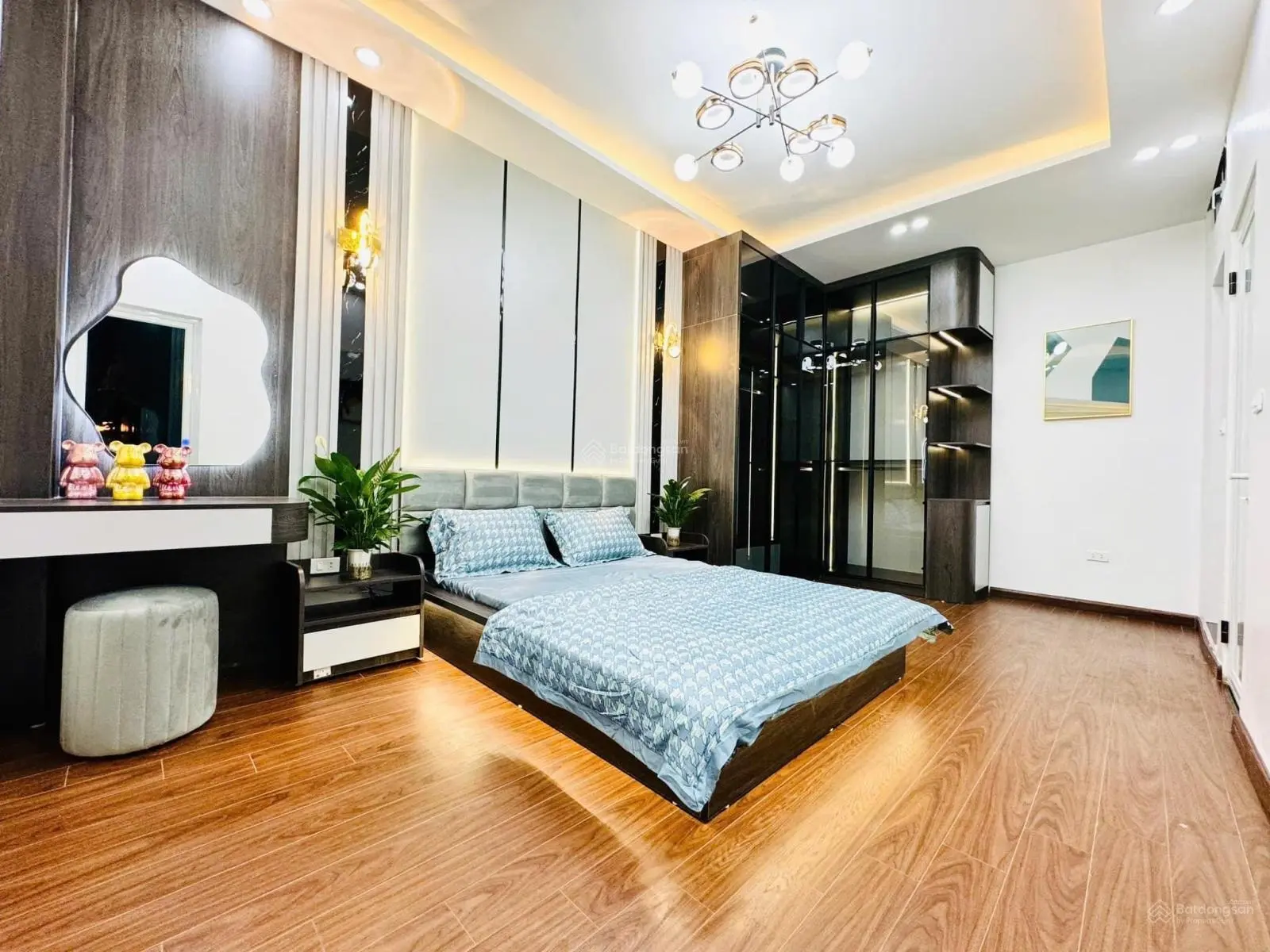 Tây Hồ - lô góc - ngõ thông kinh doanh 32m2 x 5 tầng MT 5m giá 7.68 tỷ