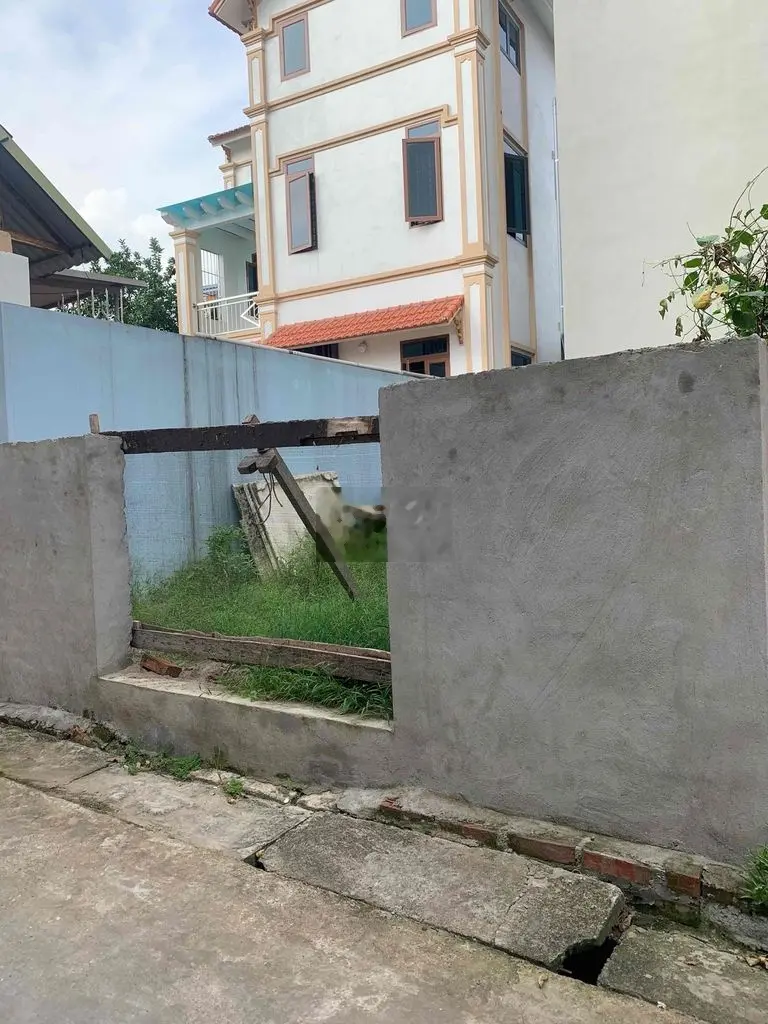 bán đất tt chúc Sơn dt 38m full đường thông