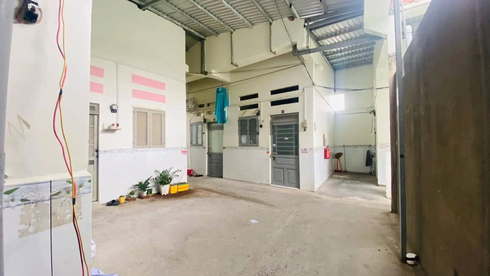 Bán 811m2: Có sắn 45 căn phòng trọ + nhà cấp 4 đường 102, Tăng Nhơn Phú A, giá 35 tỷ TL