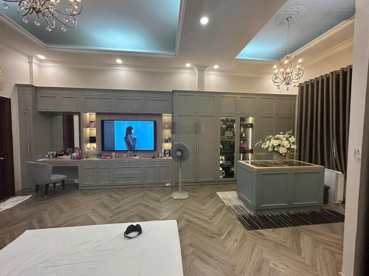 Cần bán biệt thự, Đ. Thành Thái, P14, Q10, DT: (6x16) m, 1 hầm 4 tầng, sân thượng. Giá: 35 tỷ TL
