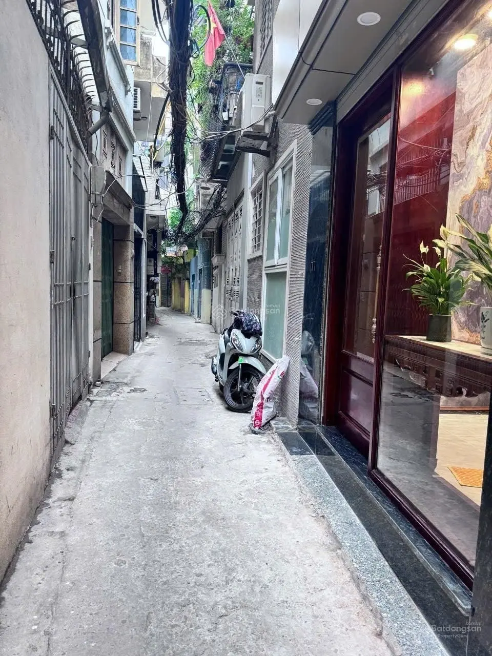 Bán nhà mặt ngõ Hào Nam, vị trí đắc địa, 28m2, 6 tầng. 7.35 tỷ