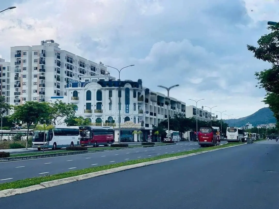 Nhà shophouse 4 tầng mặt tiền kinh doanh đường Võ Văn Kiệt A1 KĐT VCN Phước Long, có sổ hồng
