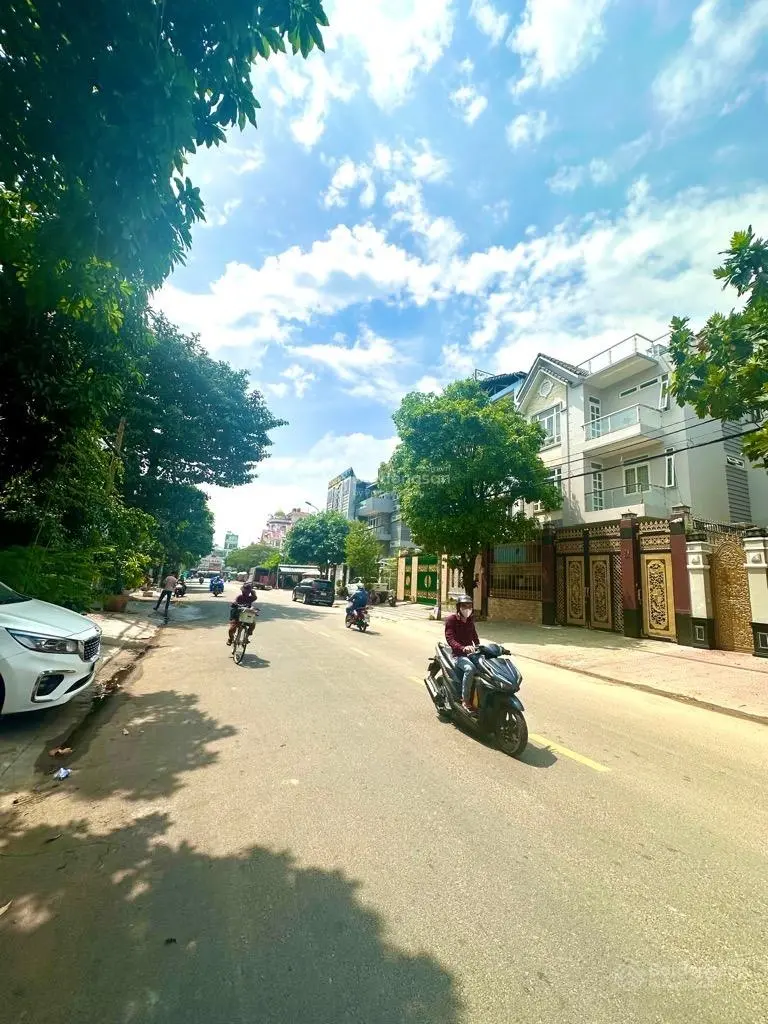 Biệt thự mặt tiền khu vip tên lửa- 180m2-9*20-6 tầng- hầm+ thang máy- nội thất xịn- giá 38 tỷ tl.