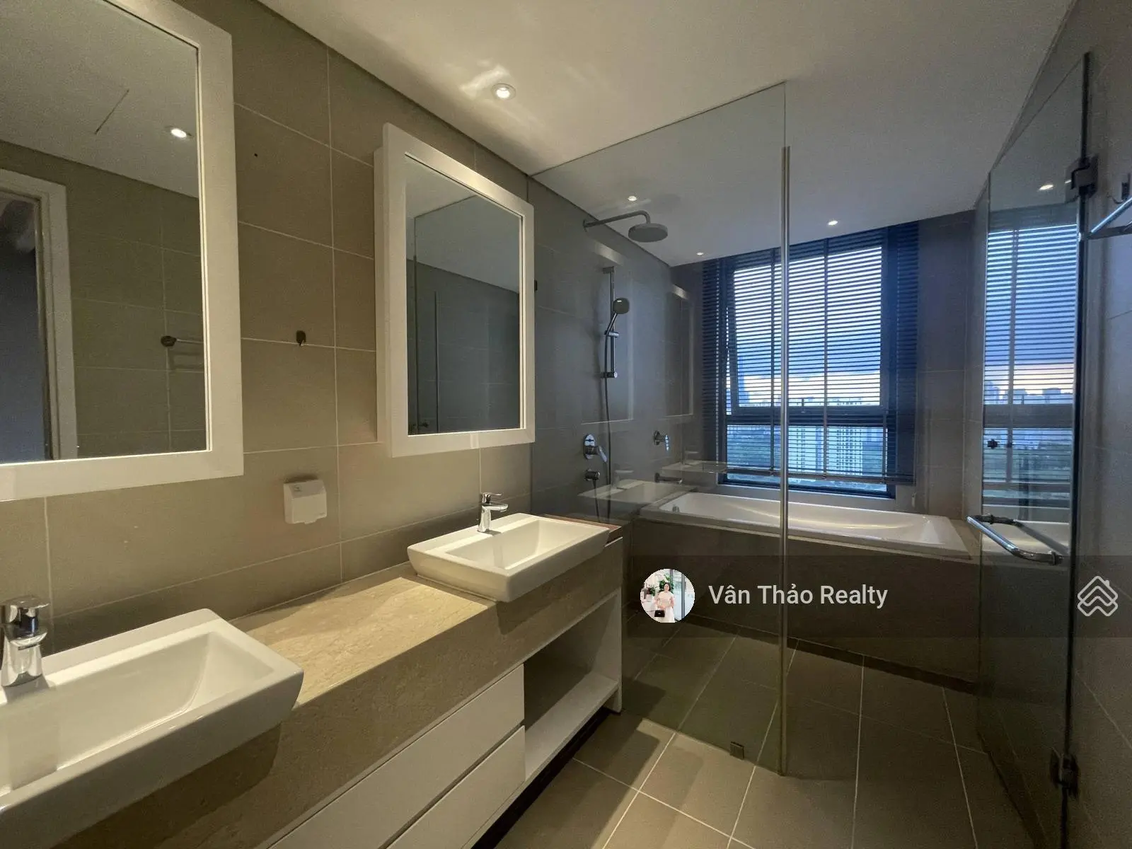 (Diện tích lớn 137m2) Căn hộ 3PN góc - Full kính 2 mặt - Nội thất cơ bản - Đảo Kim Cương Quận 2