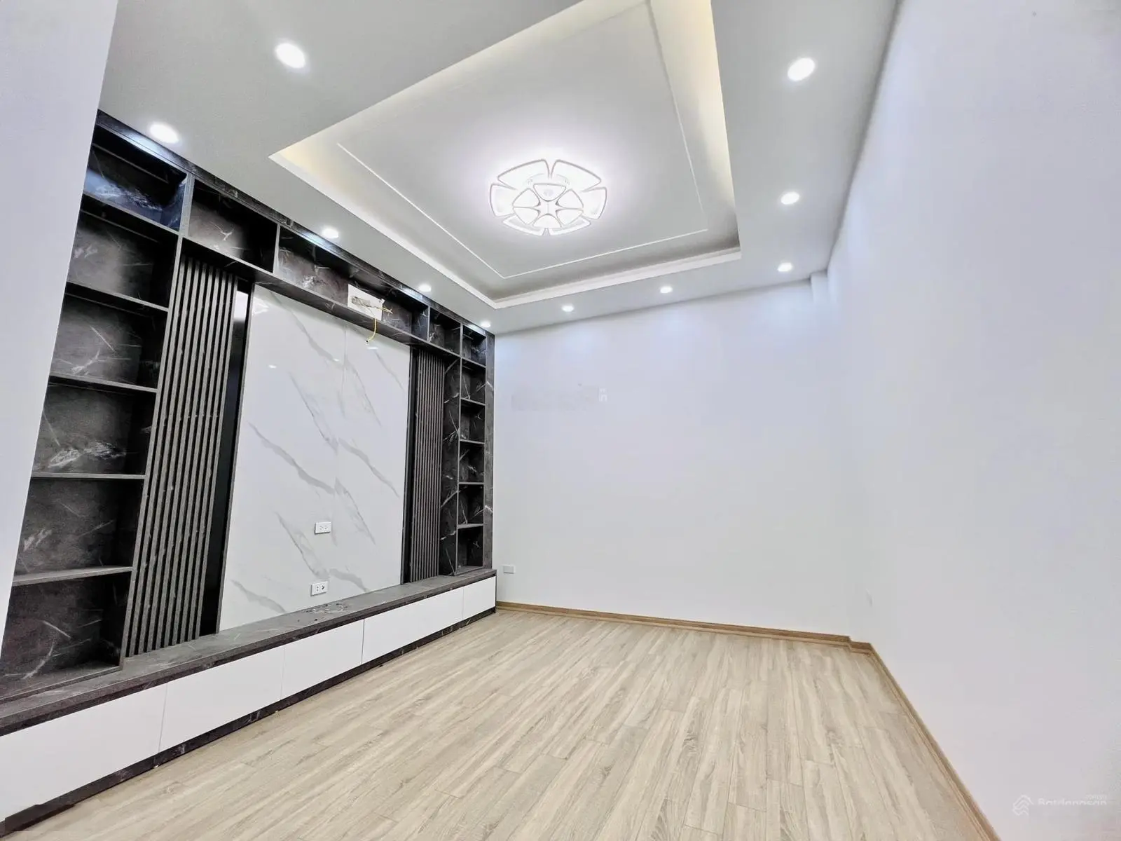 Bán nhà 5 tầng Ngô Quyền Hà Đông nhà mới, ô tô đỗ cổng, giá chỉ 7.99 tỷ