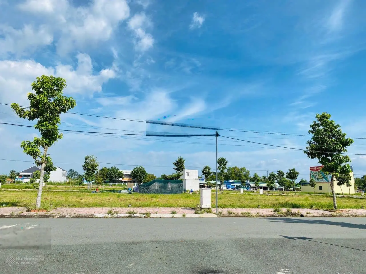 Khách đang cần tiền gửi bán gấp lô đất trung tâm hành chính, 100m2, full thổ ngay đường 32m, sổ sẵn