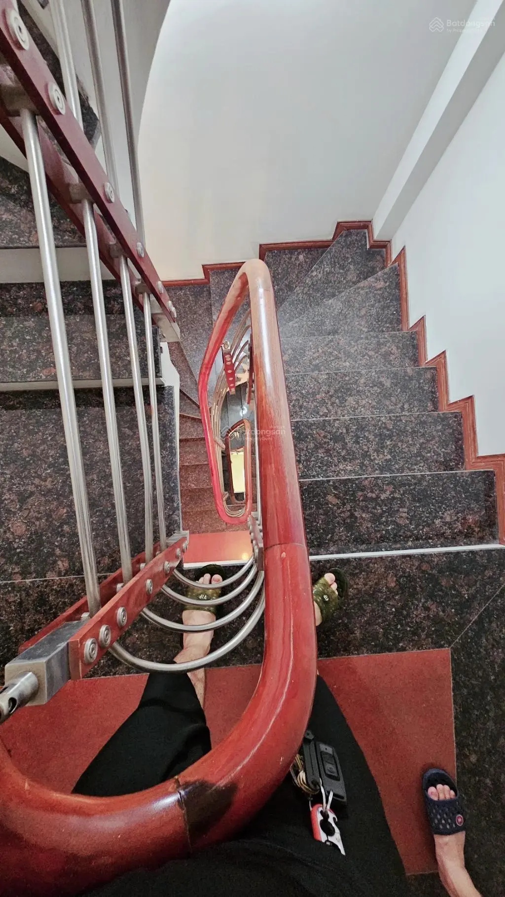 Nhà đẹp việt hưng ô tô đỗ sát cửa giá hợp lý cho người thiện chí