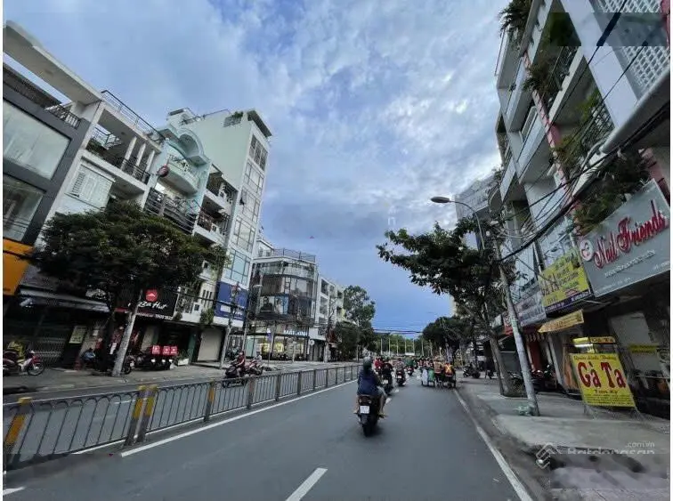 Bán Tòa nhà đường Nguyễn Văn Trỗi vị trí đẹp DT: 8.7x20m KC: Hầm 7 Tầng HĐT: 220tr/tháng Giá: 56 tỷ
