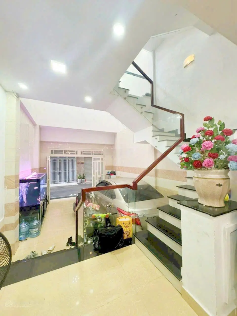 khu nhà ở Cao cấp 4 Lầu- Sát ngay Quốc Lộ 13- đối diện Với khu Đô Thị vạn Phúc