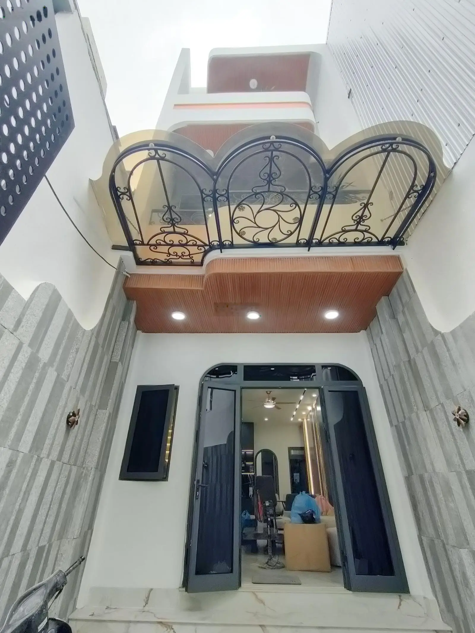Nhà 3 tầng đường ôtô 5m ôtô đậu đỗ trong sân - sát nhà đường Điện Biên Phủ