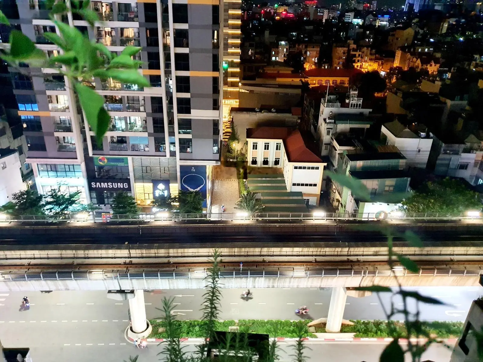 Cực hiếm! Bán căn hộ chung cư đường Cầu Giấy, căn góc 3 ngủ DT 131m2, tầng đẹp, giá chỉ 8.2 tỷ