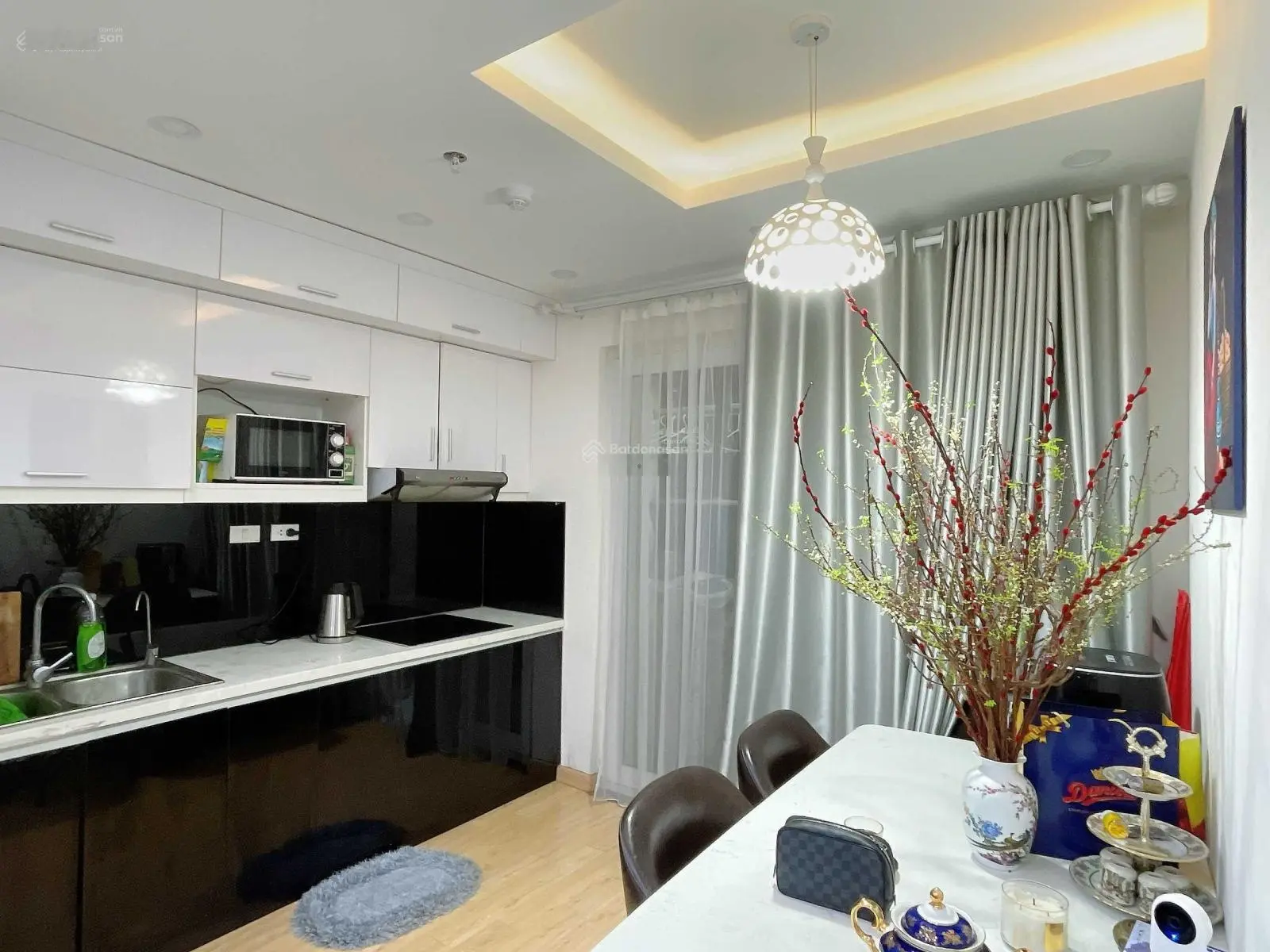 Giá thật, chính chủ bán căn 60m2, 2PN + 2WC full nội thất đẹp giá 4.5 tỷ, CC 60B Nguyễn Huy Tưởng