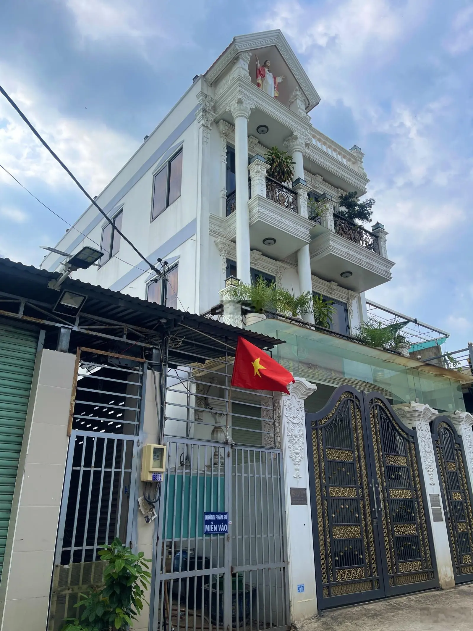 Nhà BTCT 284.1m² ngang 13,1m 4 tầng khu phân lô toàn nhà cao đẹp chủ tặng full nội thất như hình