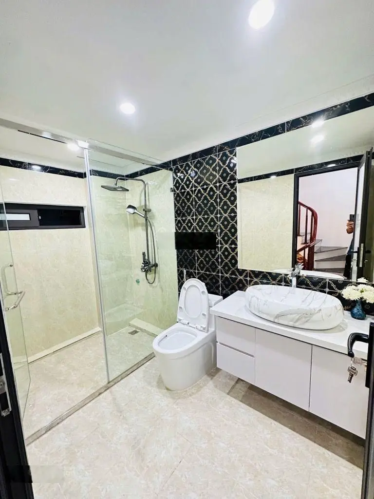 Cực phẩm cực phẩm rất hiếm nhà đẹp Lương Khánh Thiện, DT 42m2, MT 6m 5 tầng ô tô đỗ cổng