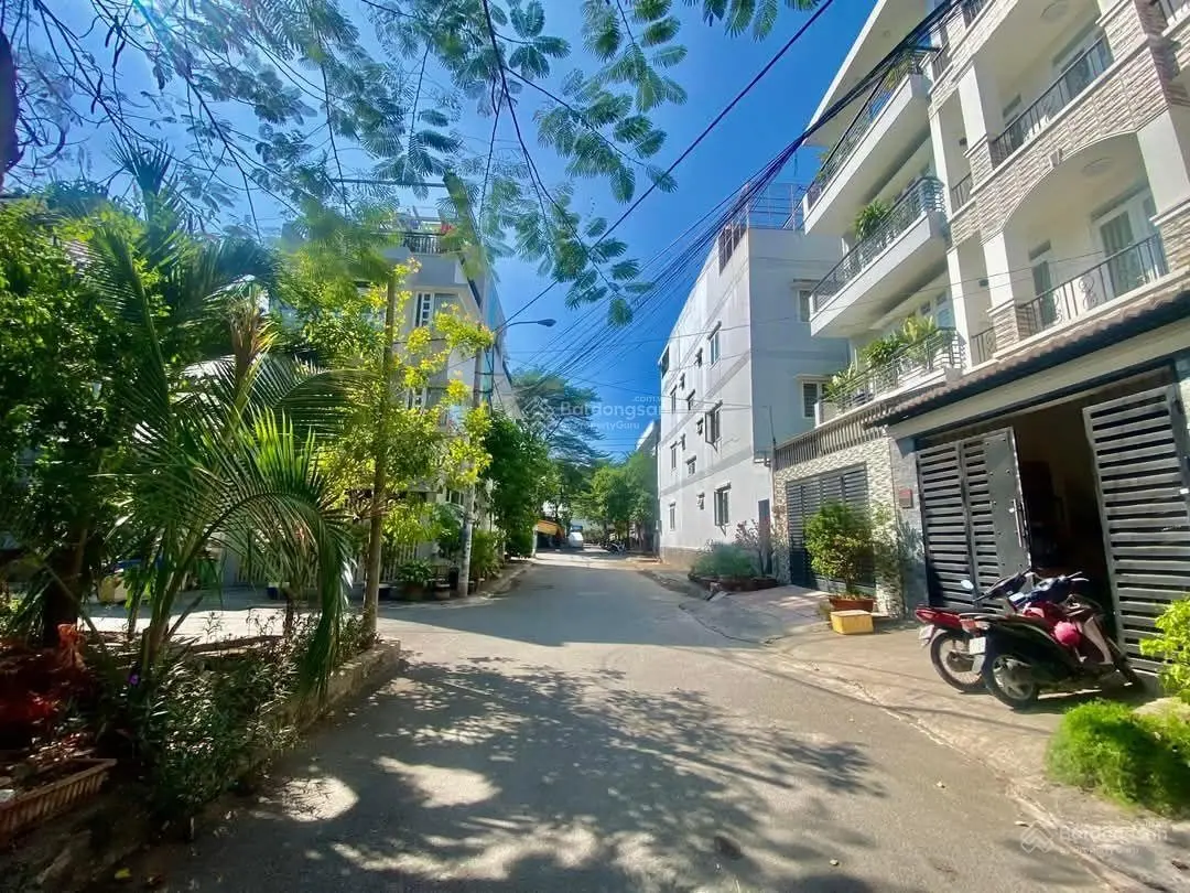 Nhỉnh 5 tỷ. Hàng hiếm Hiệp Bình Chánh, ngay Đại học luật, 3 tầng, 65m2