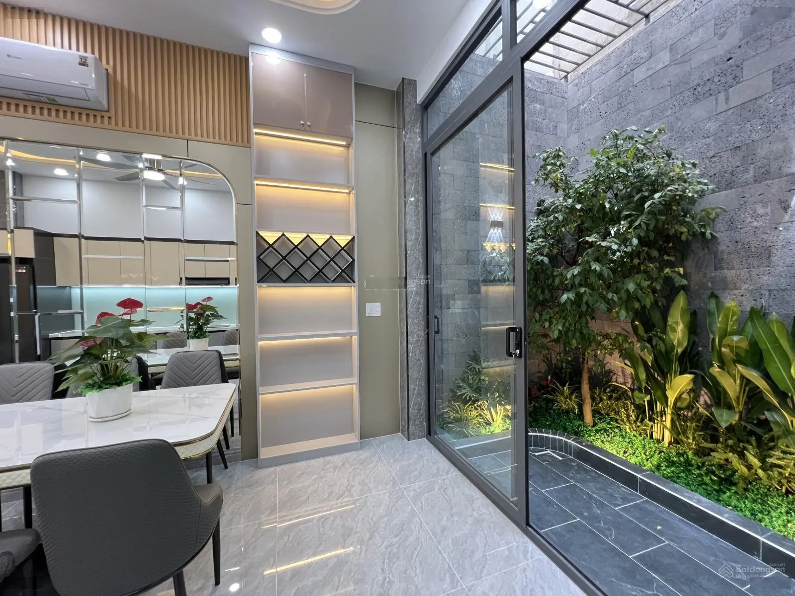 Nhà mới DT 80m2 sân ô tô ngay chợ Thạnh Xuân đường thông chỉ 6.3 tỷ