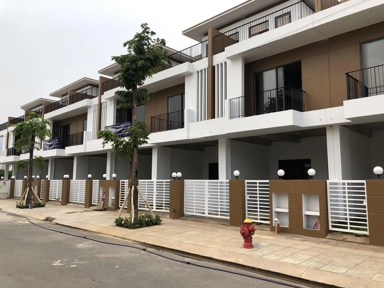 Cần bán căn biệt thự liền kề 245,7m2, giá 16,5tỷ Thăng Long Home Hưng Phú, giá rẻ nhất khu.