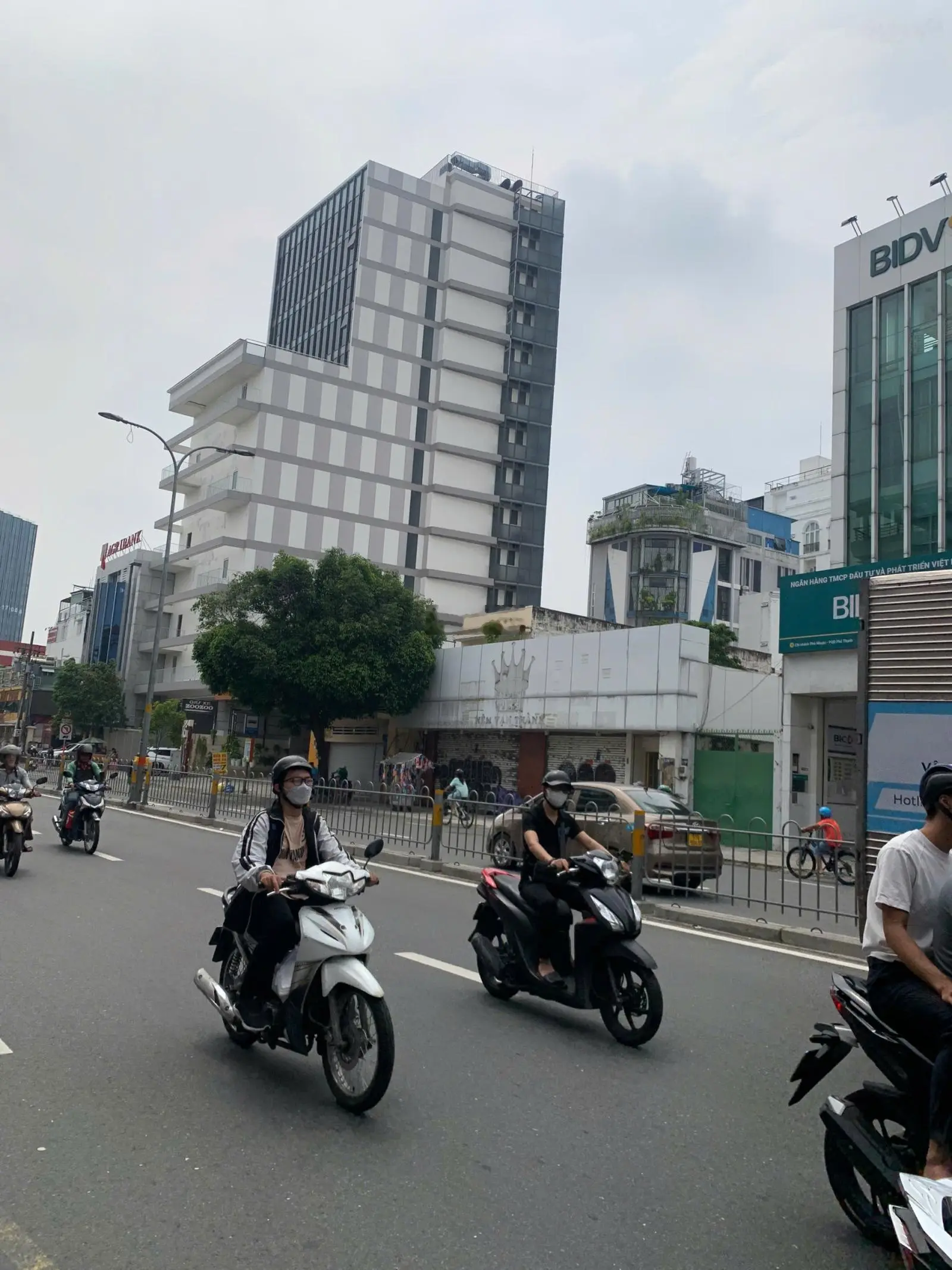 Bán nhà MT Phan Đăng Lưu, P. 1, Phú Nhuận, trệt 2lầu, DT 10m x 30m, GPXD Hầm 10 lầu, giá 118 tỷ TL